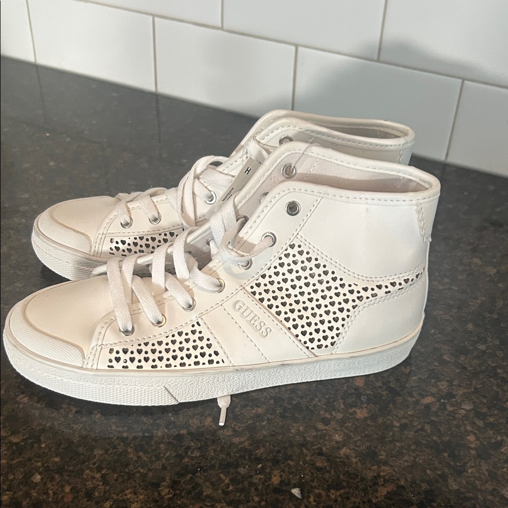 NWT Guess Women's cute 💕White Perforated Sneakers